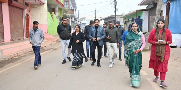 *महापौर श्रीमति प्रीति संजीव सूरी ने वार्ड की वरिष्ठ महिला श्रीमति सरला पाठक से कराया भूमि पूजन*  *श्यामा प्रसाद मुखर्जी वार्ड में साढ़े पांच लाख की लागत से होगा नाली कवरिंग का कार्य वार्ड वासियो ने जताया महापौर का आभार *