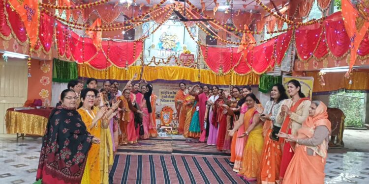 अखिल भारतीय अग्रवाल महिला महासभा एवं अग्रवाल समाज महिला मंडल द्वारा आदिशक्ति मंदिर में सामूहिक रूप से सुंदरकांड का पाठ सहित भजन, कीर्तन,नृत्य आदि किए।