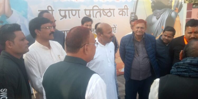 अयोध्या में रामलला प्राण प्रतिष्ठा कार्यक्रम के उपलक्ष में नजरबाग मंदिर टीकमगढ़ के कार्यक्रमों में शामिल हुए केन्द्रीय मंत्री डॉ वीरेन्द्र कुमार एवं निज निवास पर भी किया प्रसाद वितरण