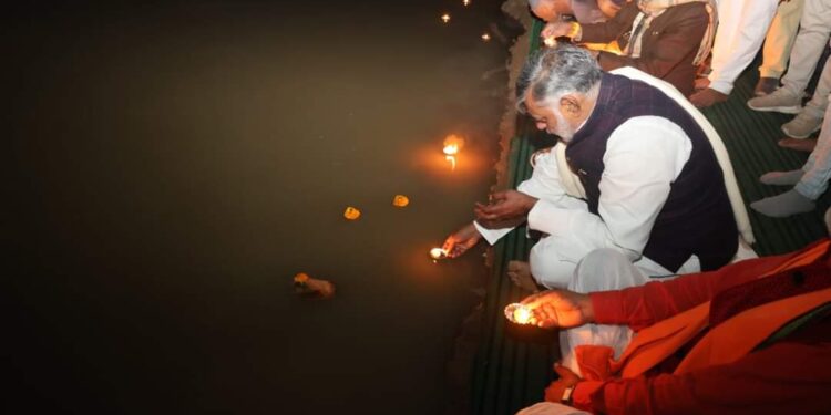 नरसिंह मंदिर में मनाया गया दीपोत्सव मंत्री पटेल हुए शामिल भव्य आतिशबाजी रही आकर्षण का केंद्र दीपों से जगमगाया मंदिर