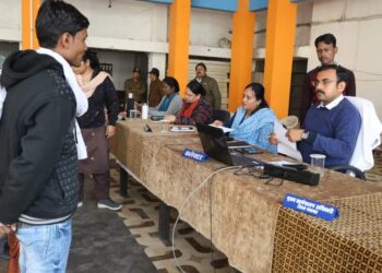 जनसुनवाई में कलेक्टर ने सुनी लोगों की समस्यायें जनसुनवाई में आये 56 आवेदन