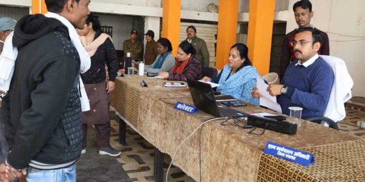 जनसुनवाई में कलेक्टर ने सुनी लोगों की समस्यायें जनसुनवाई में आये 56 आवेदन
