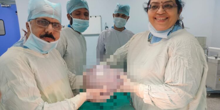 नर्मदा अपना अस्पताल में 5 किलो से बड़ा ट्यूमर निकाल कर डॉक्टरों ने महिला की जान बचाई,3 घण्टे चला ऑपरेशन, महिला की हालत स्थिर