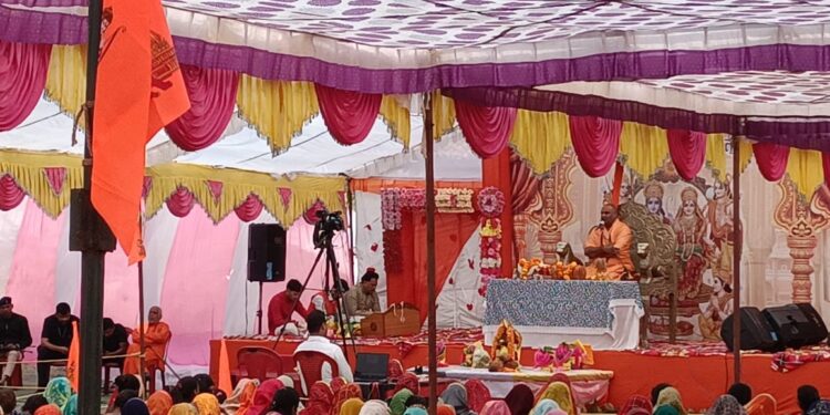 राम कथा के दूसरे दिन सती चरित्र का वर्णन, कथा श्रवण के लिए उमड़ रही पुरैना में श्रद्धालुओं की भीड़*