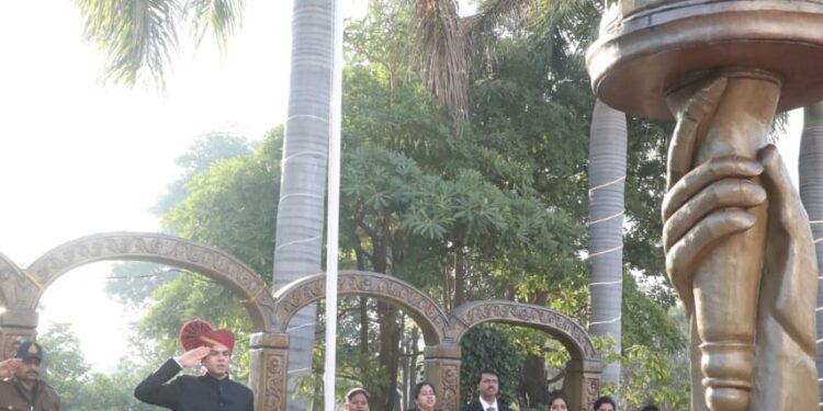 कलेक्टर अविप्रसाद ने कलेक्ट्रेट में फहराया राष्ट्रध्वज*