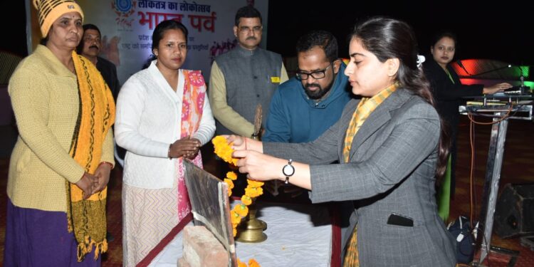 लोकतंत्र का लोकोत्सव भारत पर्व का आयोजन,देश भक्ति से भरे लोक गीतों से गुंजायमान हुआ नर्मदा तट का पर्यटन घाट….