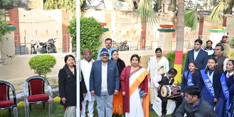 *नगर निगम में आन-बान-शान से लहराया तिरंगा* *महापौर श्रीमति प्रीति संजीव सूरी ने किया ध्वजारोहण*