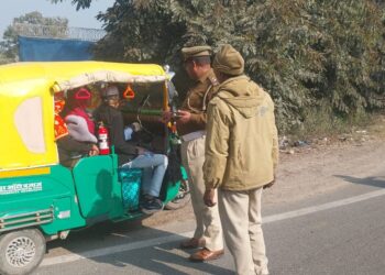 *यातायात पुलिस द्वारा टेंपो/ ऑटो में ओवरलोडिंग के विरुद्ध बैरियर चेक पोस्ट पर चलाया चेकिंग अभियान।*