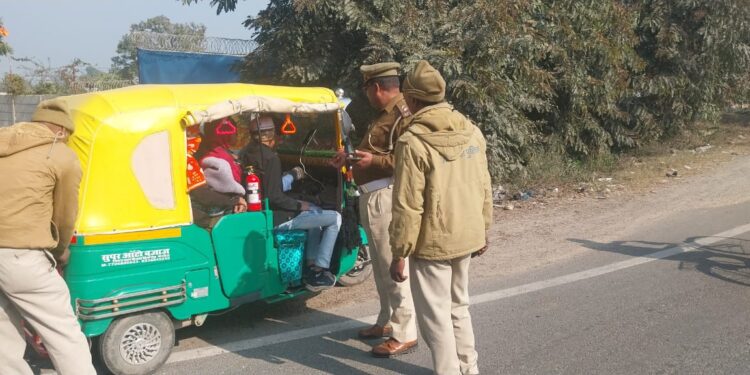 *यातायात पुलिस द्वारा टेंपो/ ऑटो में ओवरलोडिंग के विरुद्ध बैरियर चेक पोस्ट पर चलाया चेकिंग अभियान।*