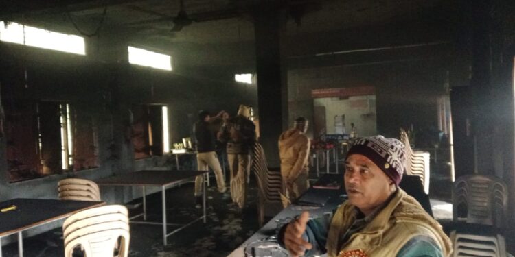 सार्क सर्किट से कॉलेज के लैव में लगी आग लाखों का सामान जलकर हुआ राख