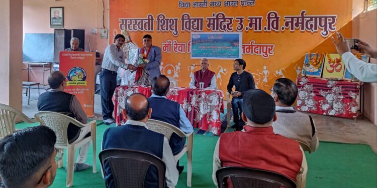 एक दिवसीय राष्ट्रीय संगोष्ठी और परिचर्चा का हुआ आयोजन,नदी एवं जल संरक्षण के लिए भारतीय ज्ञान परंपरा का अनुकरण करना होगा : प्रो. भारती