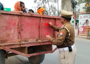 *यातायात पुलिस ने ट्रैक्टर ट्रालियों में लगाए रिफ्लेक्टर टेप।*