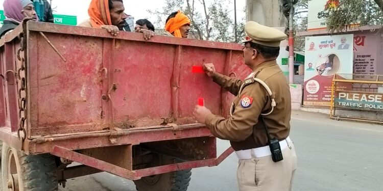 *यातायात पुलिस ने ट्रैक्टर ट्रालियों में लगाए रिफ्लेक्टर टेप।*