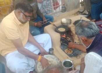 मंत्री जी ने खुद अपने हाथों से टिक्कड़ बनाकर खोकसर के नर्मदा तट पर स्थित श्री गौरीशंकर महाराज की सचेत समाधि पर लगाया भोग,देखिए खास खबर….