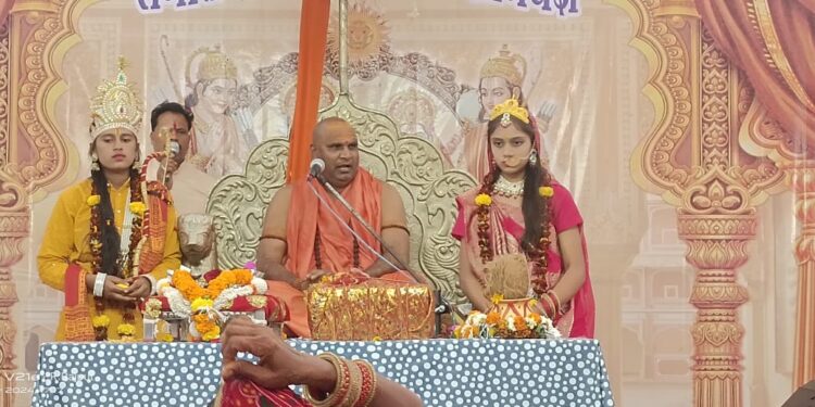 *ग्राम पुरैना में श्री राम कथा सुन भावुक हुए श्रोता*