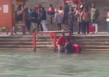 हरिद्वार में हैरान करने वाला मामला, गंगा तट पर स्थित हर की पैड़ी पर मौसी ने अपने 7 साल के मासूम भांजे को डुबाकर मार डाला, घटना कैमरे में हुई कैद, पुलिस ने हत्या की आरोपी को किया अरेस्ट, देखें VIDEO