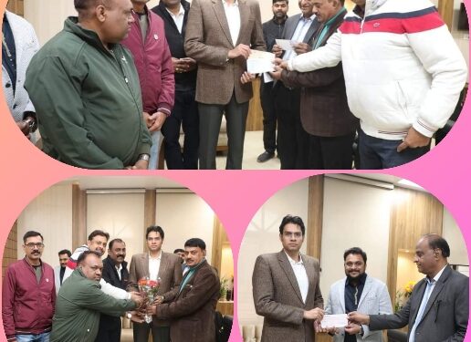 कलेक्टर के रक्तदान की अपील पर आगे आए लोग, हुआ 325 यूनिट रक्तदान  रक्त संग्रहण क्षमता बढ़ाने कलेक्टर को भेंट किया 2 लाख 17 हजार का चेक  कुपोषण मुक्त कटनी बनाने दी 21 हजार की सहयोग राशि