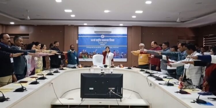 कलेक्टर सुश्री सोनिया मीना ने शासकीय अधिकारियों कर्मचारियों को लोकतांत्रिक परम्पराओं की मर्यादा को बनाए रखने, स्वतंत्र, निष्पक्ष रूप से मताधिकार का उपयोग करने की शपथ दिलाई देखे VIDEO