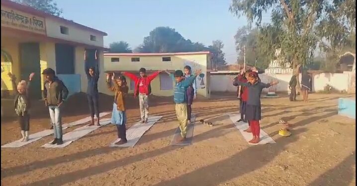 *ड्रा राम पांडेय शिक्षा एवम संस्कार समिति फ्री कोचिंग सेंटर के बच्चो द्वारा प्राणायाम के साथ किए सूर्य नमस्कार*