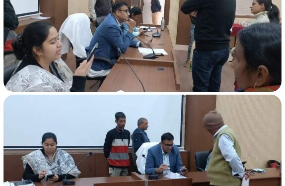 जनसुनवाई में अधिकारियों ने सुनी नागरिकों की समस्यायें आवेदनों के यथोचित निराकरण के लिये जिला पंचायत सीईओ श्री गेमावत ने विभागीय अधिकारियों को किया निर्देशित