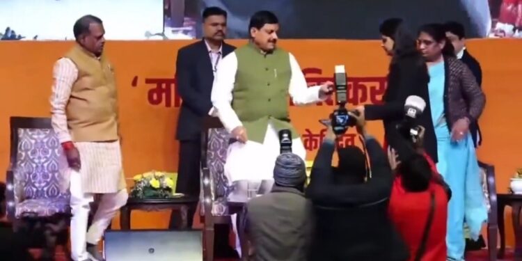 मुख्यमंत्री डॉ. मोहन यादव ने कुशाभाऊ ठाकरे सभागार में आयोजित कार्यक्रम में 1.29 करोड़ लाड़ली बहनों को ₹1576 करोड़ की राशि सिंगल क्लिक के माध्यम से उनके बैंक खातों में अंतरित की।