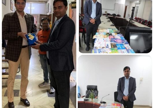 नायब तहसीलदार अतुलेश सिंह ने कलेक्टर को भेंट की प्रतियोगी परीक्षाओं की 50 पुस्तकें कलेक्टर श्री प्रसाद की मुहिम से प्रेरित होकर दी पुस्तकें भेंट