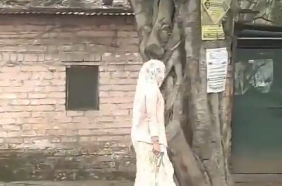 आंगनवाड़ी कार्यकर्ता ने अपने पति व जेठ को गोली मारकर रिवाल्वर के साथ थाने में सरेंडर किया देखे VIDEO