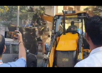 यूपी स्टाइल में बुलडोज़र मुंबई में गरज रहा है।