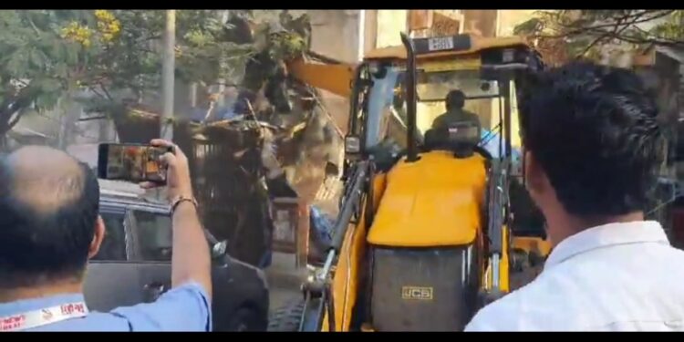 यूपी स्टाइल में बुलडोज़र मुंबई में गरज रहा है।