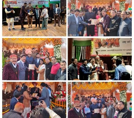 कलेक्टर श्री प्रसाद ने गणतंत्र दिवस के जिला स्तरीय समारोह में जिला पंचायत सीईओ श्री गेमावत को शील्ड और प्रशस्ति पत्र प्रदान किया*