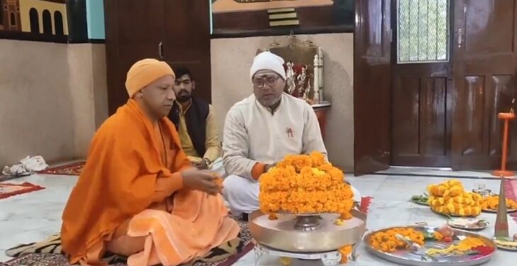 नववर्ष के पहले प्रभात पर सीएम योगी ने किया रुद्राभिषेक.  बाबा भोलेनाथ से की प्रदेशवासियों के सुख, समृद्धि की प्रार्थना. VIDEO