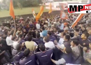 असम भारत जोड़ो न्याय यात्रा में भीड़ ने रोकी बस, लगाए मोदी-मोदी के नारे,  राहुल गांधी के साथ की धक्का-मुक्की, देखें VIDEO 
