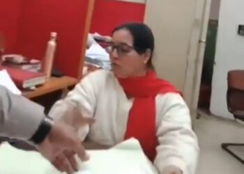 इंदौर कलेक्ट्रेट में बाबू रेखा पाटिल इस तरह मांग रही सुविधा शुल्क…कलेक्टर आशीष सिंह नौकरी से बर्खास्त किया देखिऐ VIDEO