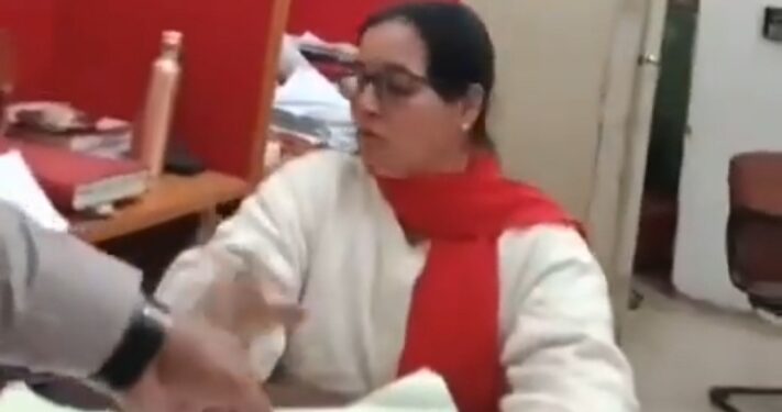 इंदौर कलेक्ट्रेट में बाबू रेखा पाटिल इस तरह मांग रही सुविधा शुल्क…कलेक्टर आशीष सिंह नौकरी से बर्खास्त किया देखिऐ VIDEO