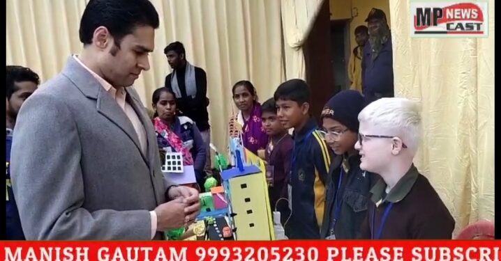 *कलेक्टर ने दिगंबर जैन उच्चतर माध्यमिक विद्यालय में किया विज्ञान प्रदर्शनी का अवलोकन*  *बढाया छात्र-छात्राओं का हौसला, दी शाबाशी*