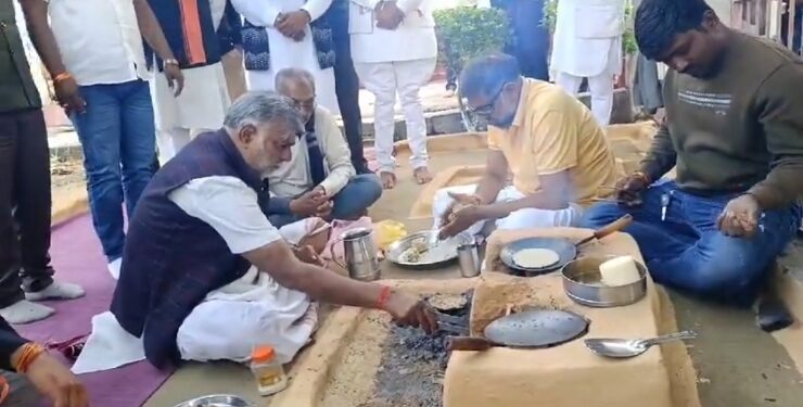प्रहलाद पटेल मध्य प्रदेश सरकार के मंत्री ने नर्मदापुरम में रोटी बनाकर गौरी शंकर महाराज की समाधि पर भोग लगाया 
