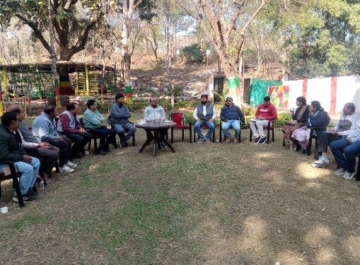 अयोध्या में रामलला की प्राण प्रतिष्ठा की नगरीय तैयारी कराने आयुक्त ने अधिकारियों को दिये निर्देश कटायेघाट सुरम्य पार्क में निगम आयुक्त ने अधिकारियों की बैठक ली
