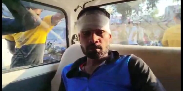 जबलपुर में क्रिकेट मैच के दौरान हो गया खूनी खेल.दर्शक ने खिलाड़ी के सिर पर मारी कुल्हाड़ी. VIDEO