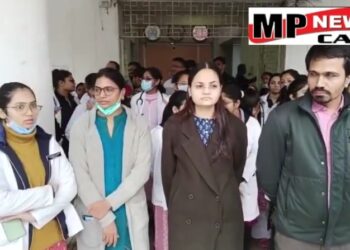 गांधी मेडिकल कॉलेज के गायनेकोलॉजी डिपार्टमेंट के 75 जूनियर डॉक्टर हड़ताल पर VIDEO