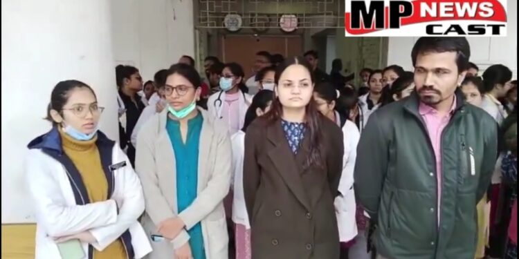 गांधी मेडिकल कॉलेज के गायनेकोलॉजी डिपार्टमेंट के 75 जूनियर डॉक्टर हड़ताल पर VIDEO