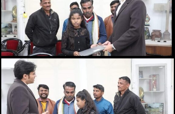 कलेक्टर अवि प्रसाद ने रोशनी को उच्च शिक्षा हेतु उपलब्ध कराया लैपटाप
