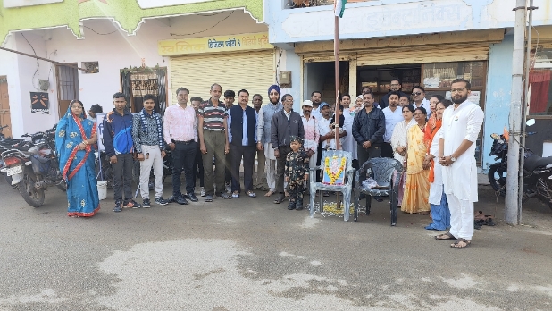 *डोंगरगढ-75 वें गणतंत्र दिवस पर बुधवारी सब्जी मंडी के सामने किया गया ध्वजारोहण*
