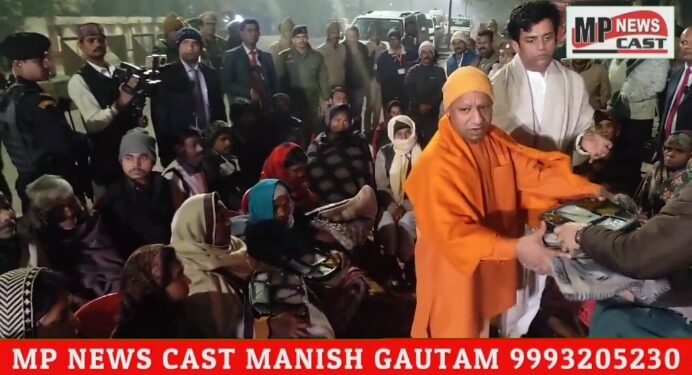 गोरखपुर में रेलवे स्टेशन, कचहरी बस स्टेशन एवं झूलेलाल मंदिर के पास स्थित रैन बसेरा का निरीक्षण करते मुख्यमंत्री योगी आदित्यनाथ. देखिए VODEO