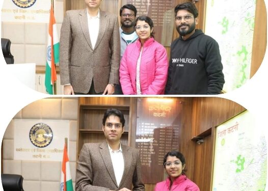 नि-क्षय मित्र मीनाक्षी क्षत्रिय ने कलेक्टर श्री प्रसाद को भेंट की पुस्तक