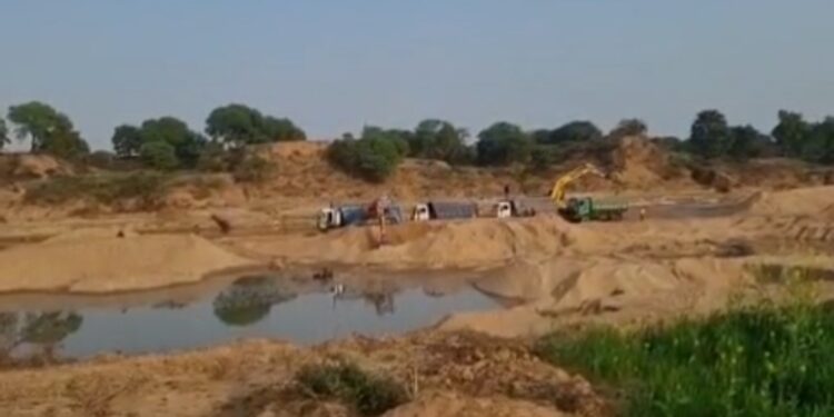 कटनी के संगम घाट में धनलक्ष्मी कंपनी कर रही अवैध रेत उत्खनन। रात्रि में ग्रामीणों ने वाहन रोका तो कर्मचारी करने लगे विवाद। हथियारों से लैस कर्मचारियों और निहत्थे ग्रामीणों में जमकर हुआ विवाद।
