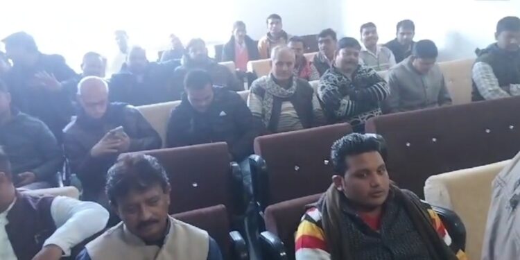 फतेहपुर जनपद में तांबेश्वर मंदिर के पास केंद्रीय राज्य मंत्री फतेहपुर जनपद की दो पंचवर्षीय सांसद साध्वी निरंजन ज्योति जी ने अपने आवास पर जिले के इलेक्ट्रॉनिक और प्रिंट मीडिया एवं सोशल मीडिया को दो हजार चौबीस नव वर्ष की सप्रिम भेंट देकर सम्मानित करने का फैसला किया