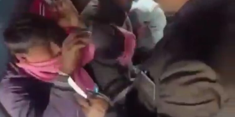 वायरल वीडियो दे दनादन झापड़ बरसाने वाले इस टीटी का नाम प्रकाश है। इन्हें फ़िलहाल सस्पेंड कर दिया गया है। क्या इस कुकृत्य के लिए इतनी सज़ा पर्याप्त है? देखे VIDEO