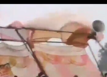 देखिऐ VIDEO रामलला की प्राण प्रतिष्ठा पर सवाल उठाते ही गिरा मंच।  JDU के पूर्व सांसद अनवर अंसारी सहित कई घायल।