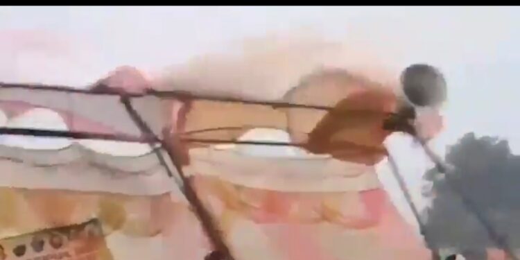 देखिऐ VIDEO रामलला की प्राण प्रतिष्ठा पर सवाल उठाते ही गिरा मंच।  JDU के पूर्व सांसद अनवर अंसारी सहित कई घायल।