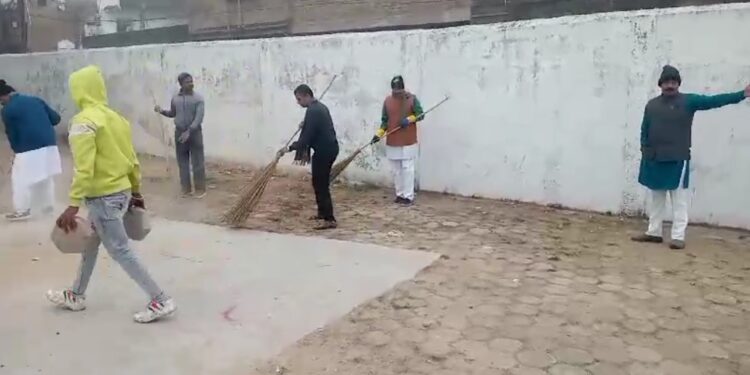 केंद्रीय मंत्री डॉ वीरेंद्र कुमार ने मंदिरों पर चलाया स्वच्छता अभियान, भाजपा युवा मोर्चा ने मंडल स्तर पर उठाई झाड़ू।*